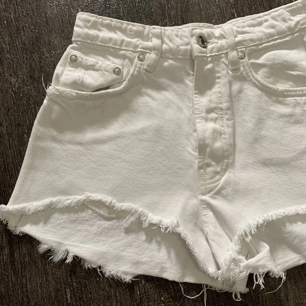 Zara Women's Denim Shorts Size 2 High Rise Cut Off Raw Hem White‎ Destroyed